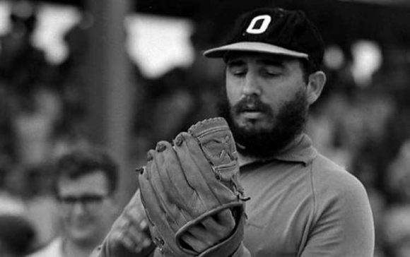 Fidel-Castro-figuro-beisbol-cubano_8369910-580x364.jpg