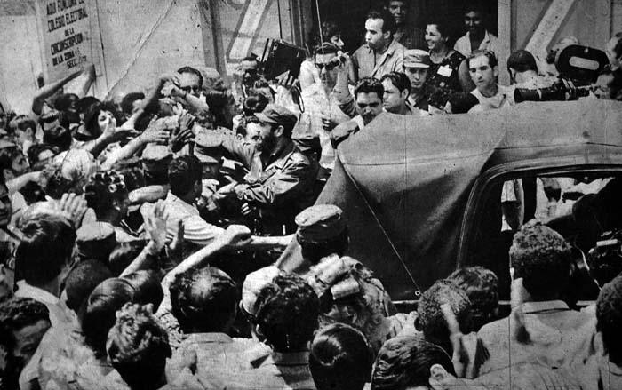 Fidel rodeado de una multitud de matanceros el día de los primeros comicios en el colegio electoral de la calle Jáuregui. Foto Ramón Pacheco Salazar